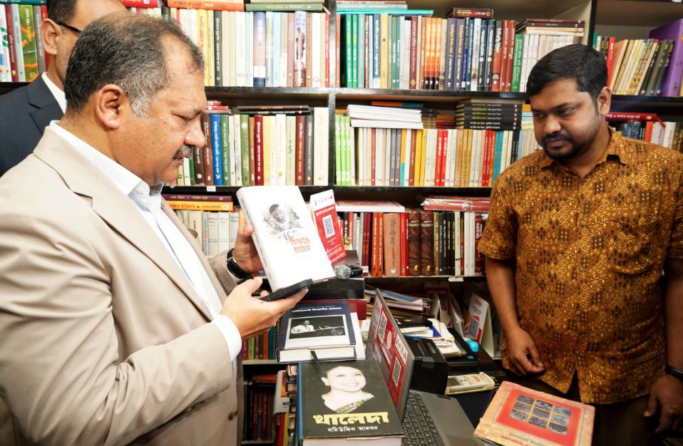 শনিবার শাহবাগের আজিজ সুপার মার্কেট থেকে বই কেনেন তথ্য ও সম্প্রচার মন্ত্রী জহির উদ্দিন স্বপন। ছবি : বাসস