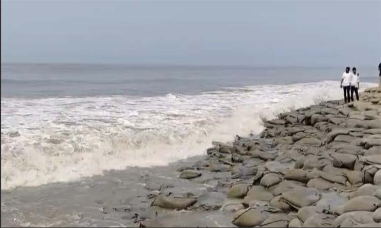পটুয়াখালীতে মুষলধারে বৃষ্টি, উত্তাল সমুদ্রবন্দরে ৩ নম্বর সতর্ক সংকেত