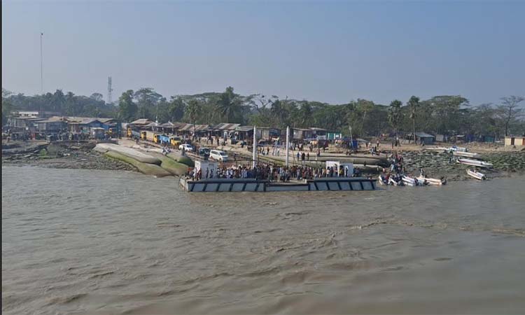 বৈরী আবহাওয়ায় হাতিয়ার সাথে সারা দেশের নৌ চলাচল বন্ধ 