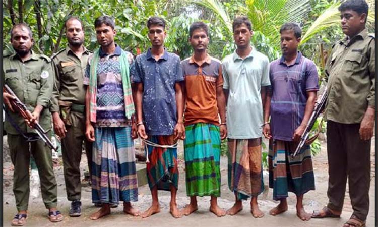 নিষেধাজ্ঞা অমান্য করে সুন্দরবনে মাছ ধরার সময় ৫ জেলে আটক 