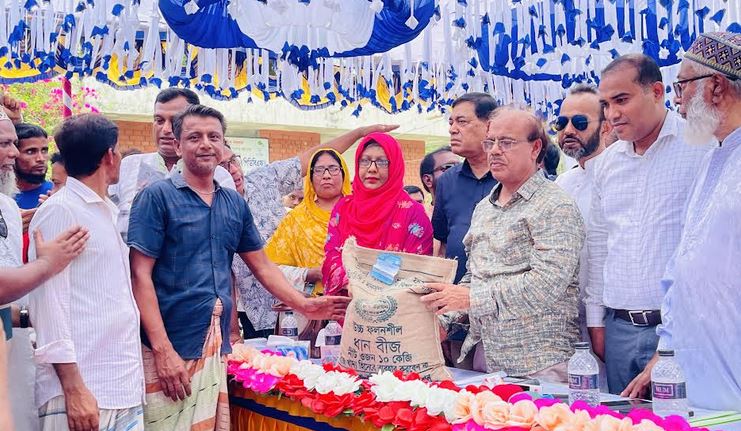 নওগাঁয় সুবিধাভোগীদের মাঝে চেক ও চিকিৎসা সামগ্রী বিতরণ