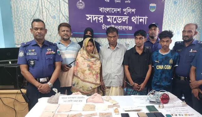 চাঁপাইনবাবগঞ্জে আড়াই কেজি হেরোইনসহ একই পরিবারের ৪ জন আটক