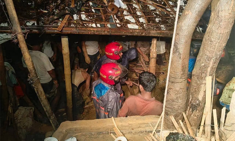 কক্সবাজারে পাহাড় ধসে রোহিঙ্গা নারী-শিশুসহ ৯ জন নিহত