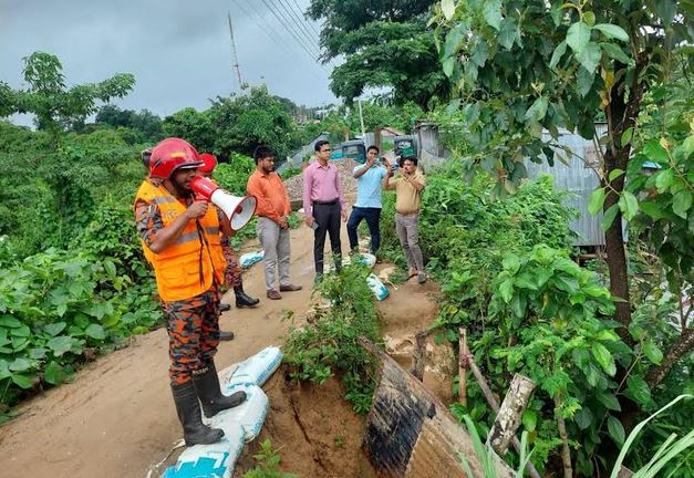 ঝুঁকিপূর্ণ এলাকা থেকে সরে যেতে রাঙামাটিতে জেলা প্রশাসনের মাইকিং