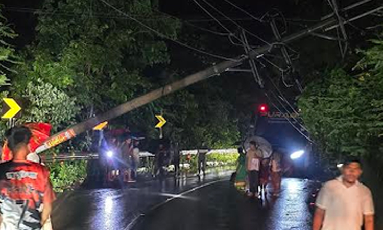 বান্দরবানে টানা বর্ষণে হেলে পড়েছে বিদ্যুতের খুঁটি, চার উপজেলায় সরবরাহ বন্ধ