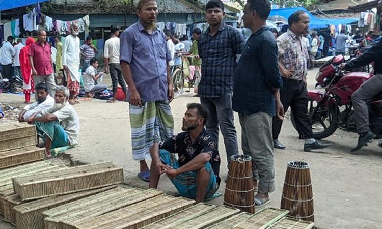 উত্তরে কয়েকদিনের টানা বৃষ্টিতে বেড়েছে মাছ ধরার সরঞ্জাম বিক্রি