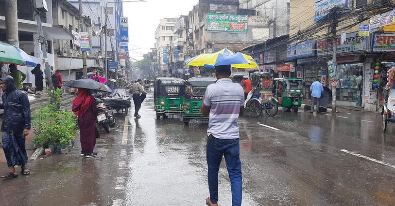 বরিশালে থেমে থেমে বৃষ্টি, লঞ্চ চলাচল স্বাভাবিক