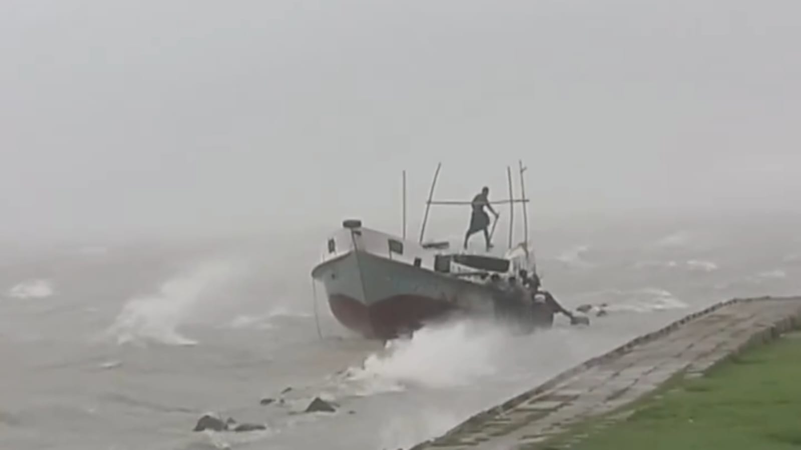 সাগরের লঘুচাপে ভোলার নদনদী উত্তাল, ৫ নৌরুটে লঞ্চ চলাচল বন্ধ