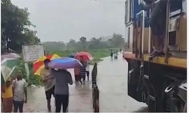 রেললাইন প্লাবিত, চট্টগ্রাম-কক্সবাজার রুটে ট্রেন চলাচল বন্ধ