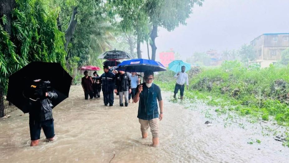 ভারী বর্ষণে চট্টগ্রাম-কক্সবাজার ট্রেন চলাচল সাময়িক বন্ধ, পরিদর্শন করেছেন প্রতিমন্ত্রী