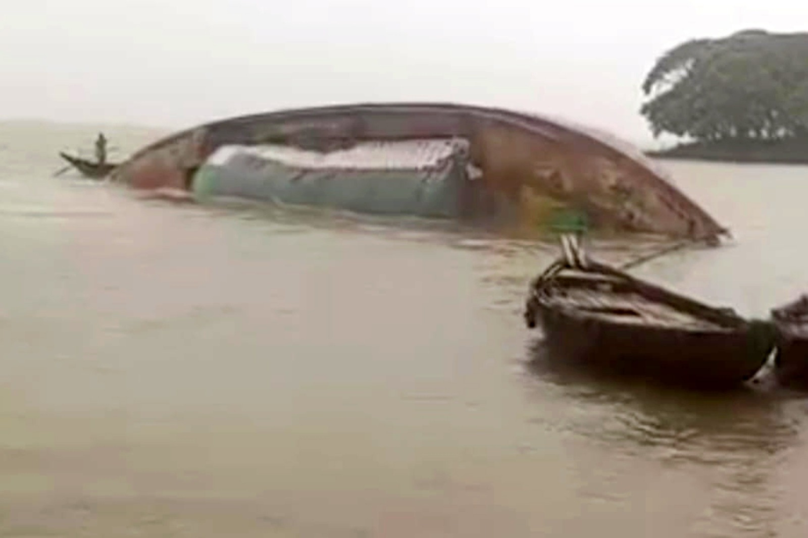 চাঁদপুরের মেঘনায় কার্গোডুবিতে ৫ হাজার বস্তা ধান-চাল পানিতে