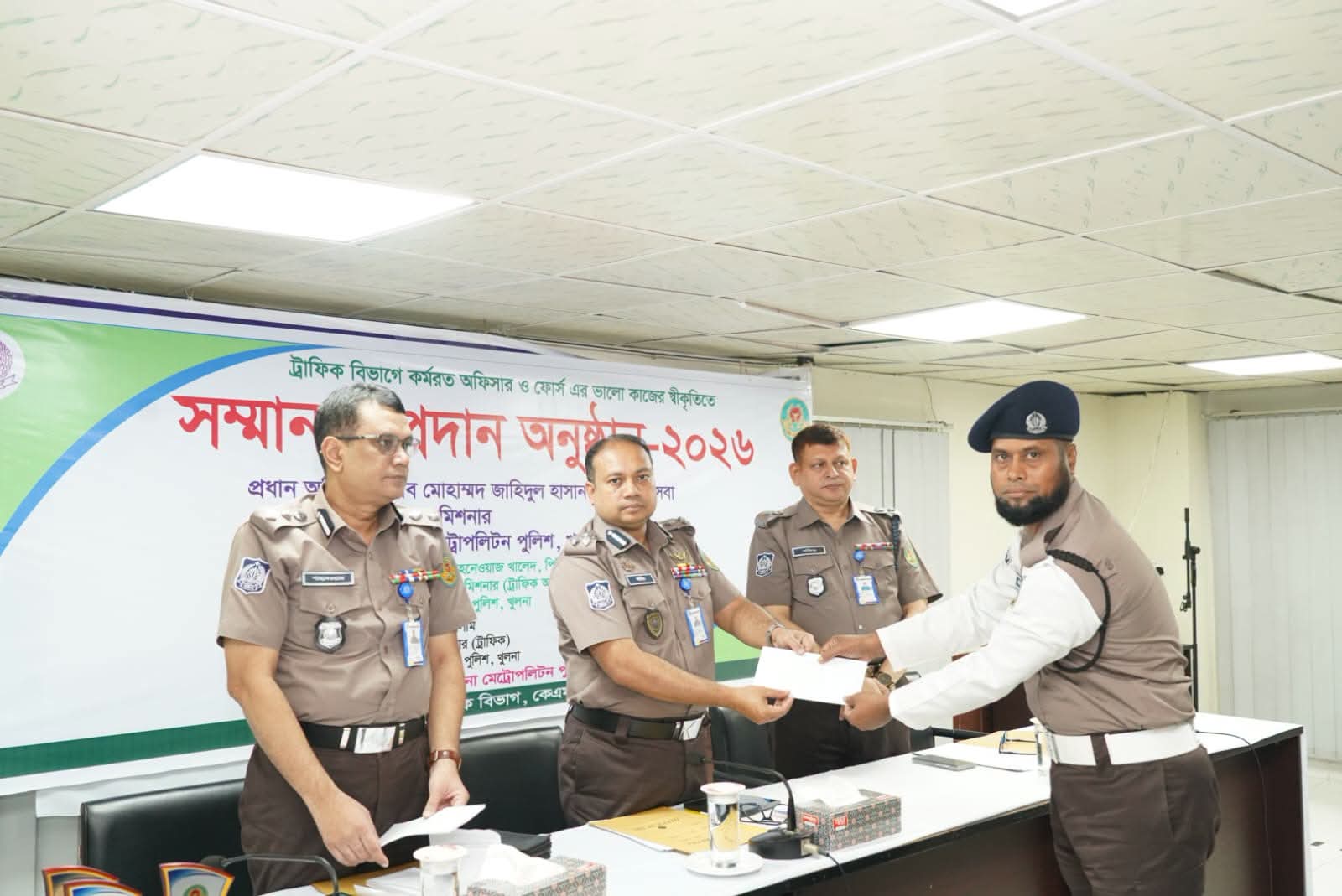 খুলনায় ট্রাফিক বিভাগের ৩১ সদস্য পেলেন ভালো কাজের পুরস্কার