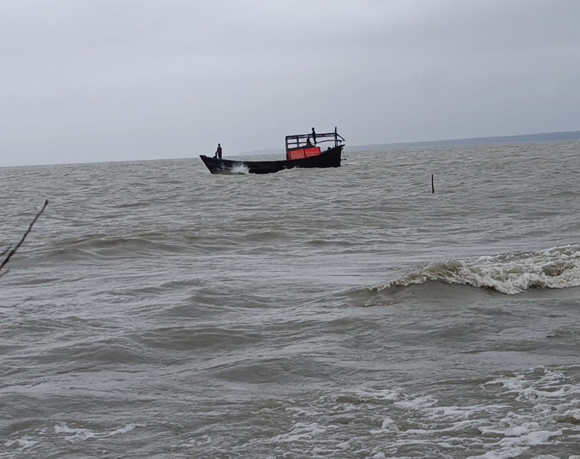 বরগুনার সংলগ্ন বঙ্গোপসাগরে দুই ট্রলার ডুবি, ১৬ জেলে উদ্ধার, নিখোঁজ ২