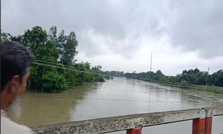 হবিগঞ্জে খোয়াই নদীর পানি বিপৎসীমার ওপর দিয়ে প্রবাহিত
