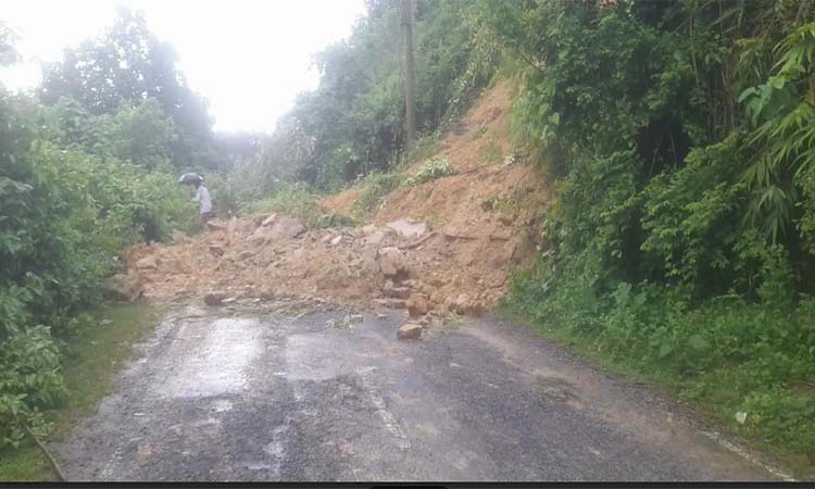 কাপ্তাইয়ে পাহাড় ধসে চন্দ্রঘোনা-বাঙ্গালহালিয়া সড়কে যান চলাচল বন্ধ