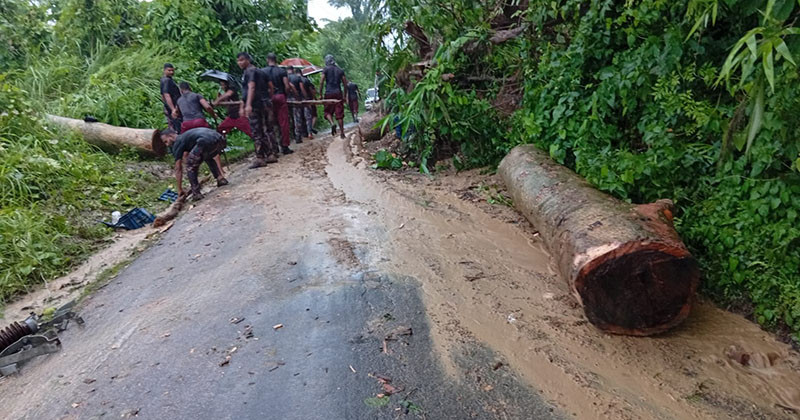 বান্দরবানে বন্যা ও ভূমিধসে ক্ষতিগ্রস্ত যোগাযোগ ব্যবস্থা পুনরুদ্ধারে কাজ করছে বিজিবি