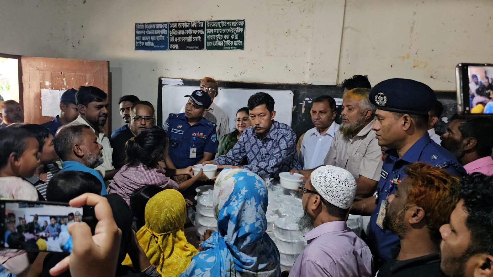 রাঙামাটির বিভিন্ন আশ্রয়কেন্দ্রে খাবার দিলেন দীপেন দেওয়ান 