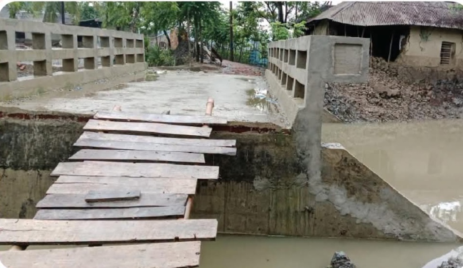 টেংরাখালী সেতুর সংযোগ সড়ক নির্মাণে প্রশাসনের হস্তক্ষেপ চান এলাকাবাসী