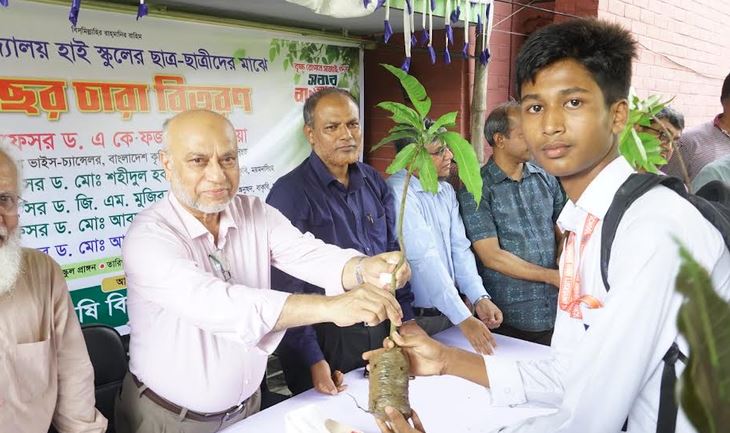 সবুজ বাংলাদেশ গড়তেই প্রধানমন্ত্রীর বৃক্ষরোপণ কর্মসূচি : বাকৃবি ভিসি