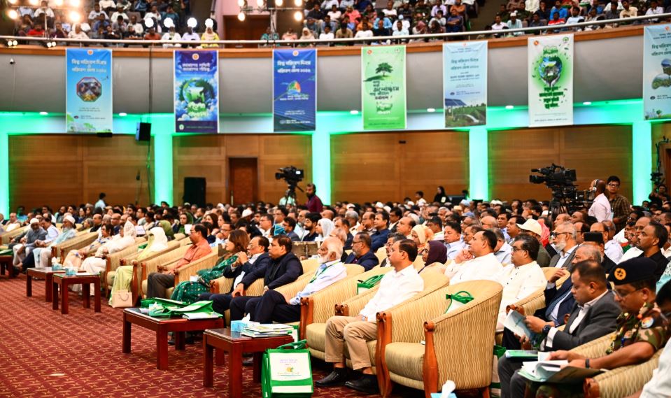 অনুষ্ঠানের ব্যানার-ফেস্টুনে কোথাও ছিল না প্রধানমন্ত্রীর ছবি। ছবি : বাসস
