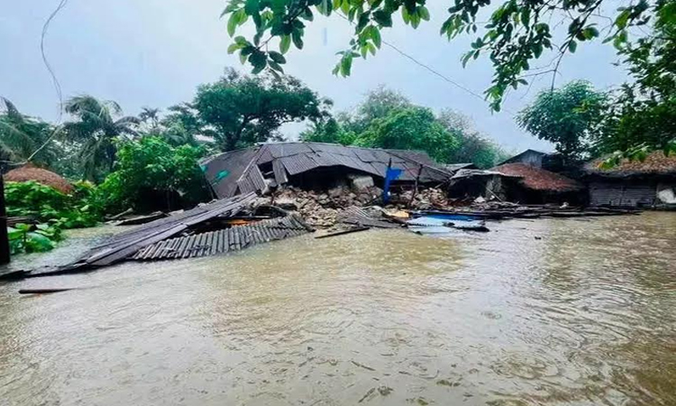 চট্টগ্রামের বিস্তীর্ণ এলাকা প্লাবিত, সহায়তা পৌঁছে দিতে কাজ চলছে প্রশাসন