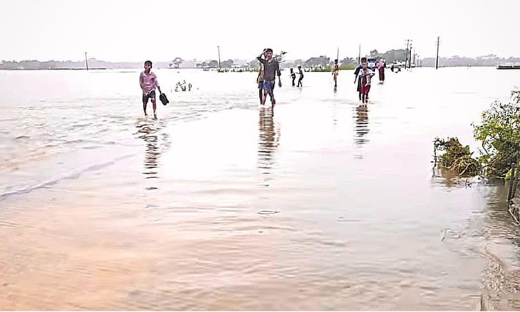 টানা বর্ষণে সুনামগঞ্জের নিম্নাঞ্চল প্লাবিত; বিচ্ছিন্ন সড়ক যোগাযোগ