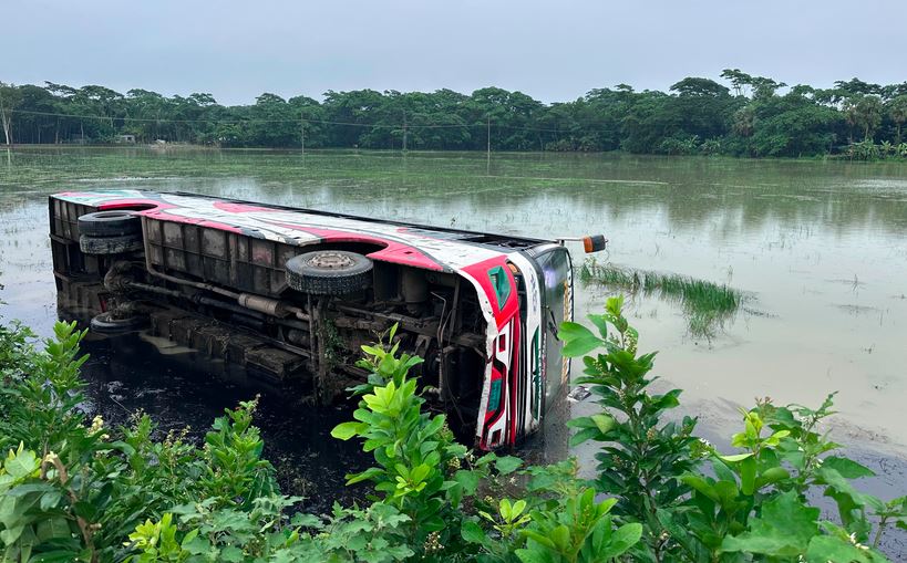 পটুয়াখালীতে নিয়ন্ত্রণ হারিয়ে বাস খাদে; আহত ২০