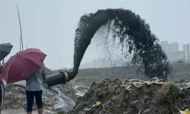 শাহ আমানতের রানওয়ের জলাবদ্ধতা নিরসনে খাল খনন করছে চট্টগ্রাম বন্দর কর্তৃপক্ষ