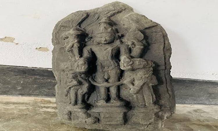 নওগাঁয় কষ্টি পাথরের বিষ্ণু মূর্তি উদ্ধার