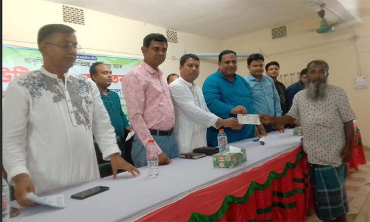 কালীগঞ্জে বন্যায় ক্ষতিগ্রস্তদের মাঝে ঢেউটিন-নগদ অর্থ বিতরণ