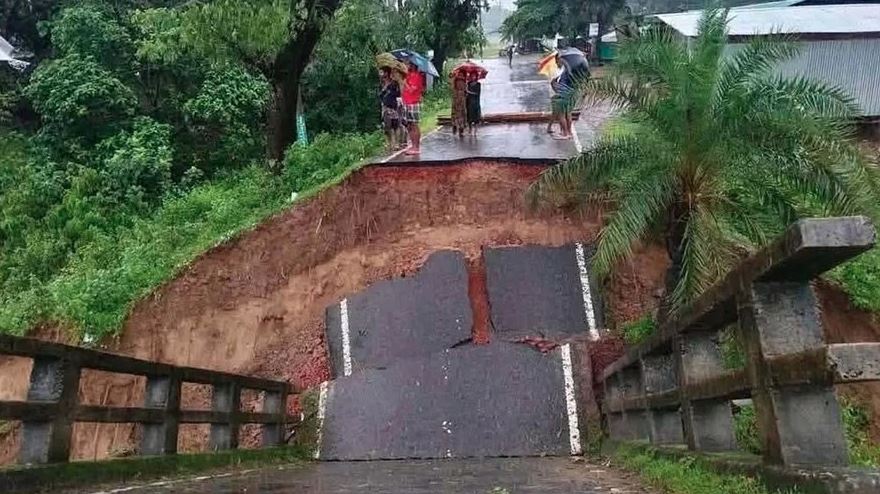 প্রবল স্রোতে সেতু ধসে বান্দরবান-রাঙামাটি সড়ক যোগাযোগ বিচ্ছিন্ন