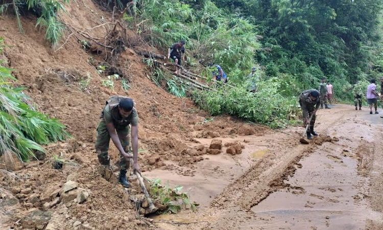 বান্দরবানে সড়ক যোগাযোগ সচল রাখতে সেনাবাহিনীর নিরলস প্রচেষ্টা