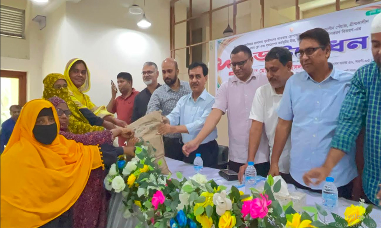 নওগাঁয় কৃষকদের মধ্যে বিনামূল্যে সার ও বীজ বিতরণ