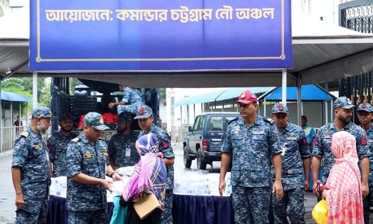 বন্যাদুর্গত ও পানিবন্দি মানুষের পাশে বাংলাদেশ নৌবাহিনী