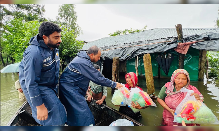 কক্সবাজারে প্রশাসনের ত্রাণ সামগ্রী বিতরণ 