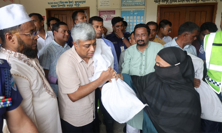 চট্টগ্রামে বন্যাকবলিত মানুষের মাঝে ত্রাণ বিতরণ করেছেন বিদ্যুৎ প্রতিমন্ত্রী