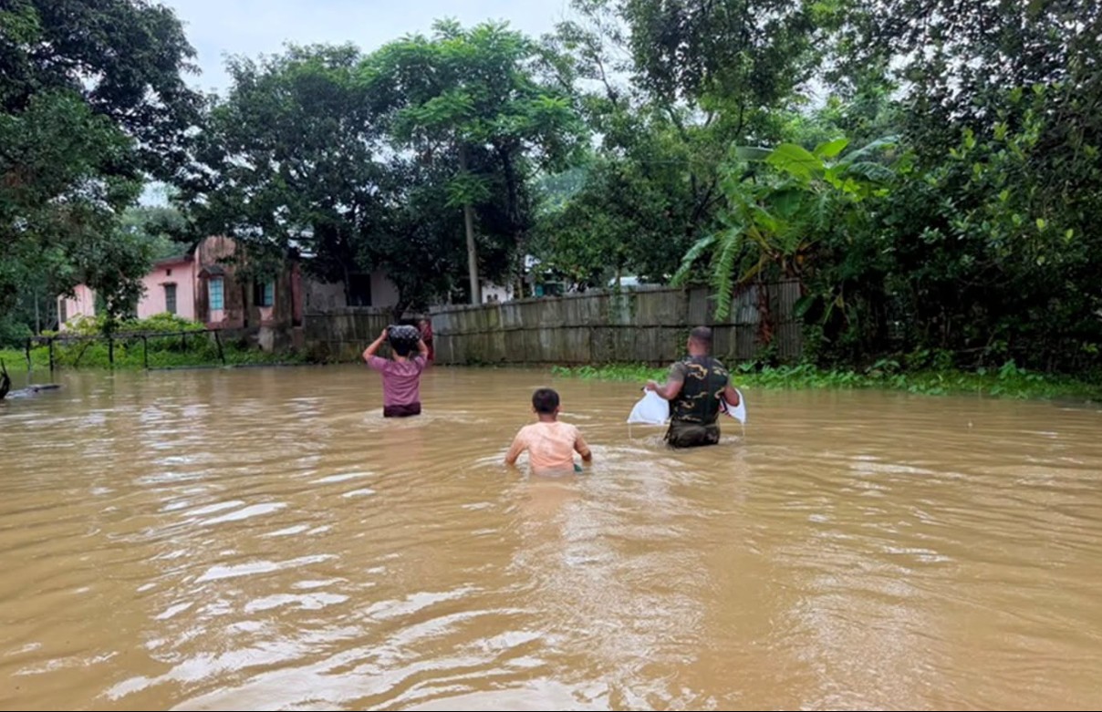 বন্যাকবলিত এলাকায় সেনাবাহিনীর মানবিক সহায়তা কার্যক্রম অব্যাহত