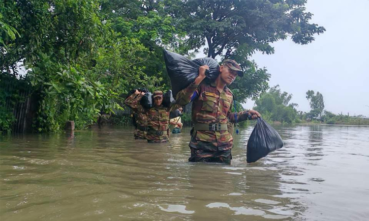 পার্বত্য চট্টগ্রামসহ বন্যাকবলিত এলাকায় সেনাবাহিনীর মানবিক সহায়তা অব্যাহত