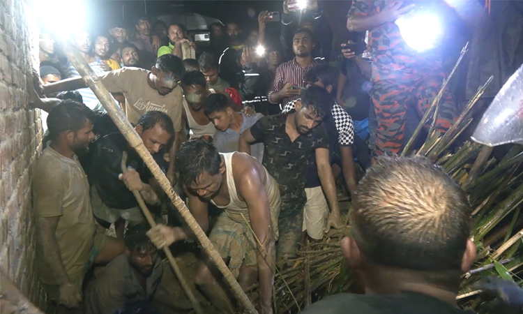 কক্সবাজারে পাহাড়  ধসে স্ত্রীর মৃত্যু, অল্পের জন্য প্রাণে বাঁচলেন স্বামী