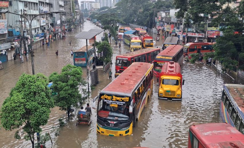 টানা বর্ষণে রাজধানীর বিস্তীর্ণ এলাকা জলাবদ্ধ, জনজীবন বিপর্যস্ত