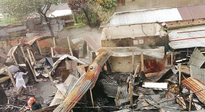 গাজীপুরে অগ্নিকাণ্ডে আটটি দোকান ও বসত-বাড়ি পুড়ে গেছে