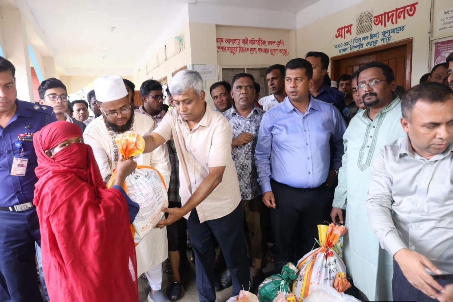 সমন্বয়ের মাধ্যমে চট্টগ্রামে বন্যার্তদের মাঝে ত্রাণ বিতরণ জোরদার