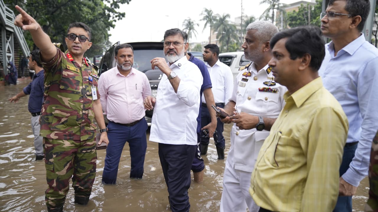 রাজধানীর বিভিন্ন এলাকা পরিদর্শনে ডিএনসিসি প্রশাসক,  দ্রুত পানি নিষ্কাশনের নির্দেশ 