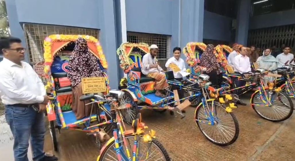 ঝালকাঠিতে অসহায়দের মাঝে অটোরিকশা বিতরণ