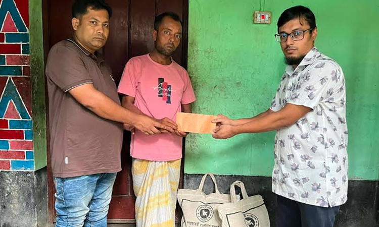 নরসিংদীতে দেয়াল ধসে নিহত শিক্ষার্থীর পরিবারের পাশে উপজেলা প্রশাসন
