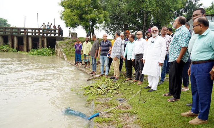 খুলনার আলুতলা স্লুইচ গেট সংস্কার কাজ পরিদর্শন কেসিসি প্রশাসকের