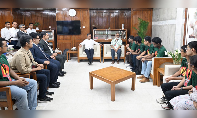 প্রধানমন্ত্রীর সঙ্গে অলিম্পিয়াড অ্যাসোসিয়েশনের স্বর্ণপদকজয়ী শিক্ষার্থীদের সৌজন্য সাক্ষাৎ