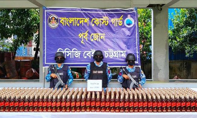 কোস্টগার্ডের অভিযানে চট্টগ্রামে ৪০০ বোতল বিদেশি মদ জব্দ