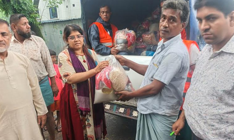 বোয়ালখালীতে ২০০ পরিবারে পৌর প্রশাসকের ত্রাণ সহায়তা