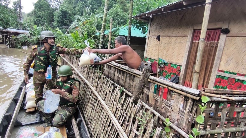 সেনাসদস্যরা সাতকানিয়া, বাঁশখালী ও ফটিকছড়ির দুর্গম ও বিচ্ছিন্ন এলাকায় চাল, চিড়া, মুড়ি ও বিশুদ্ধ পানিসহ জরুরি খাদ্যসামগ্রী বাড়ি বাড়ি পৌঁছে দিচ্ছেন। ছবি : আইএসপিআর